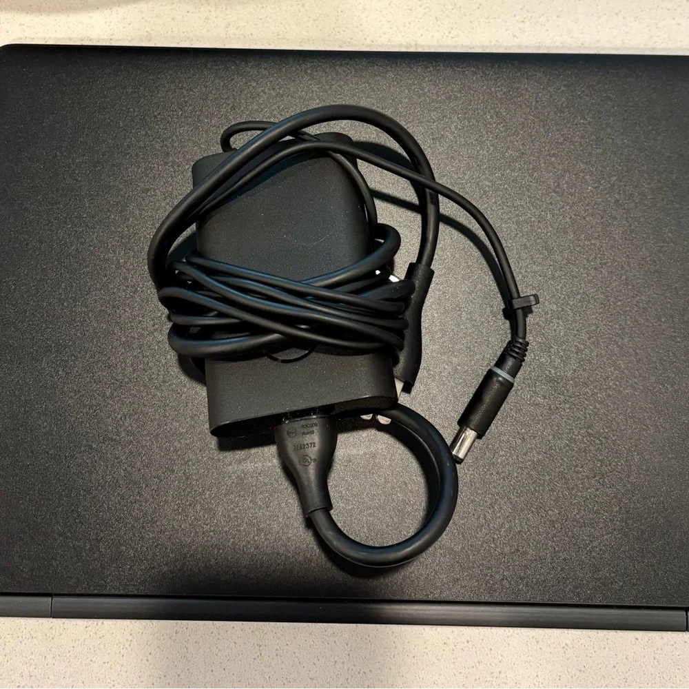 Laptop Latitude 5480 in Metallic Black With Plug and Kate Spade Carry Case